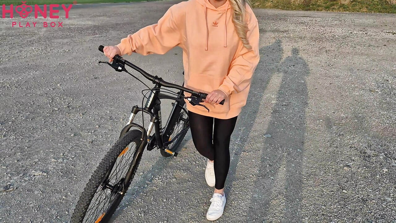 OMG Stiefbruder hat ein ferngesteuertes Sextoy vor dem Fahrrad fahren in der Öffentlichkeit in meinen String gesteckt!!!,Litclit69